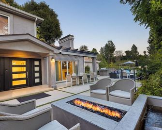 LA Hillside Retreat w Pool Views Fire Pit Outdoor Lounging Casa Bellagio by AvantStay - Los Angeles