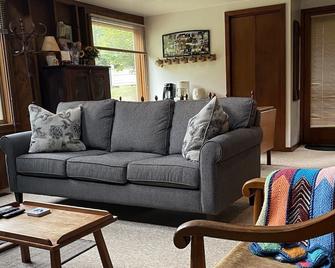 Beautifully Located Wintergreen Resort home in the valley off 151 - Wintergreen - Living room