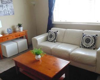 DonsLittleHouse - Quaint charming cottage - Ballarat - Living room