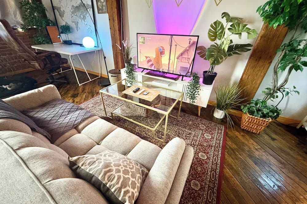 Downtown: River’s Edge Industrial Loft - דטרויט - סלון