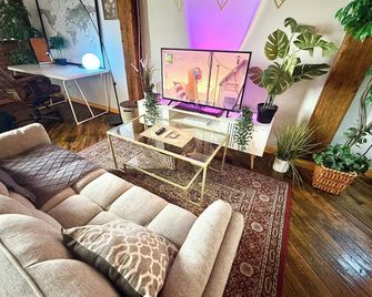 Downtown: River’s Edge Industrial Loft - Detroit - Sala de estar