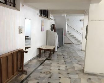 Patolia Home Stay Navrangpura Ahmedabad Gujarat - Ahmedabad - Hallway