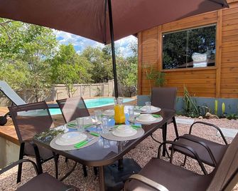 Charming 3 bedroom house, pool and air conditioning, Chapada dos Veadeiros/GO. - Alto Paraíso de Goiás - Patio