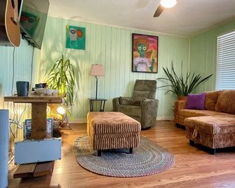 Vibrant 2 Bedroom Home, Conveniently Close To The New River Gorge National Park. - Oak Hill - Living room
