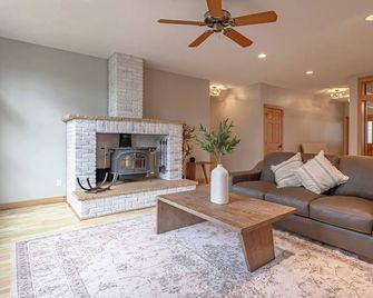 Exquisite 5 Bedroom Vacation Home - Cohasset - Sala de estar