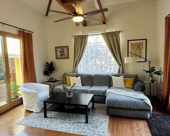 1-bedroom house in lovely San Diego, Normal Heights Neighborhood, with AC, WiFi - San Diego - Living room