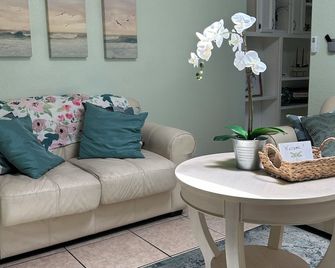 Lovely Fantasy Green, centrally located to visit National Parks, S.F. Wineries+ - Modesto - Living room