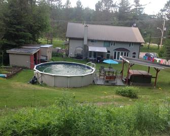 Gite de la Pisciculture B&B - Saint-Faustin-Lac-Carré - Pool