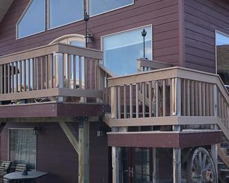 Spectacular home with lovely view!!! - Cody - Building