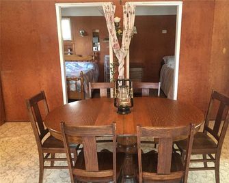 Serene Waterfront Cottage on Bob's Lake in Tichborne, Ontario - Sharbot Lake - Dining room