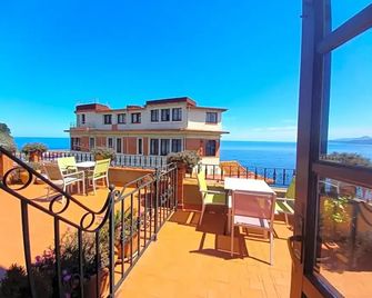 Hotel Eutimio - Lastres - Balcón