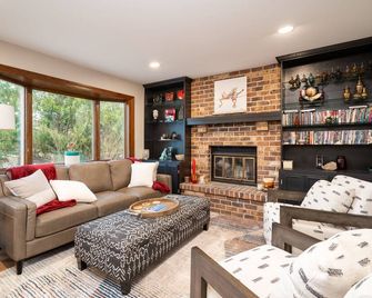 Minnestay Creekside Lodge | Nature | - Minnetonka - Huiskamer