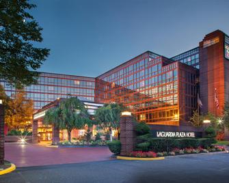 Laguardia Plaza Hotel - Queens - Building