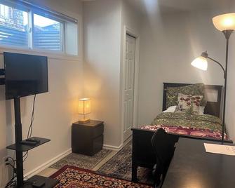Blue Kuti B&B - Edmonton - Schlafzimmer