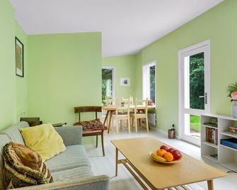 2 Bedroom Lovely Home In Tisvildeleje - Tisvildeleje - Living room