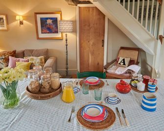 Church End Cottage - ניופורט פאגנל - חדר אוכל