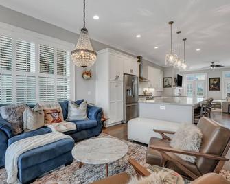 Coastal Chic Home Steps to River Front w/ Parking + Patio By Lucky Savannah - Savannah - Wohnzimmer