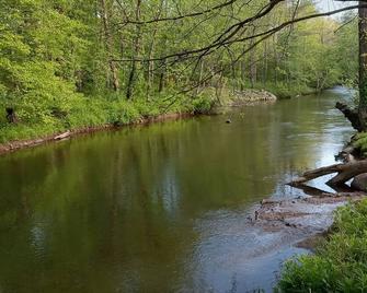 Riverside. Queen & Bunk bed-charcoal and firewood included. Pet friendly - Robbinsville - Buiten zicht