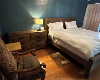 Charming 3-bedroom townhome with AC and WiFi in White Plains - White Plains - Habitación