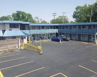 Guest Host Motel - St. Louis - Building