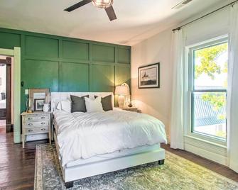 Beautifully Restored Farmhouse in Marshall! - Marshall - Bedroom