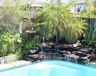 5 Bd Home Pool |ping Pong/Fire Pit/2 King Beds - Elk Grove - Pool