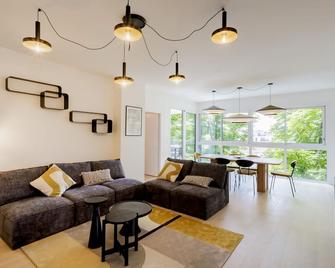 Spacious 4BR with Lovely Balcony - Burdeos - Sala de estar