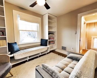 BEST coffee bar, Near Syracuse University, Dome, Hospitals, private driveway - Syracuse - Living room