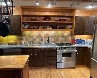 Getaway Cabin on the Rock River, enjoy kayaking, canoeing and fishing - Oregon - Cocina