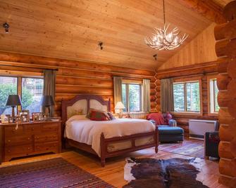 Large home with guest lodge overlooking Madison River Valley near Ennis, MT - McAllister - Habitación