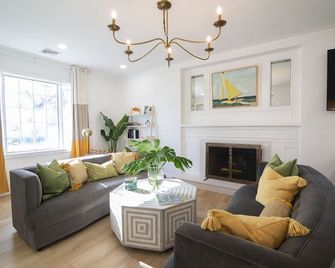 Waterfront Holiday Vacation Villa New England - 2 min from Ocean W/ fireplace - New London - Living room