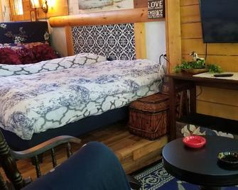 Secluded Sea View Cottage By Lily Point Marine Park Beach - Point Roberts - Bedroom