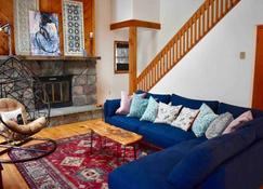 Private 3 Bedroom Cottage 5 minutes to Belleayre - Highmount - Living room