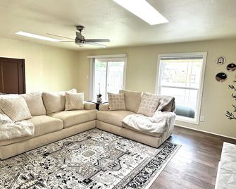 Quite home, near UNM, Downtown, Old Town, Nob Hill & Whole Foods - Albuquerque - Sala