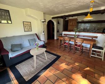 Altitude Chalet in Nature with panoramic view over the valley. - Molines-en-Queyras - Wohnzimmer