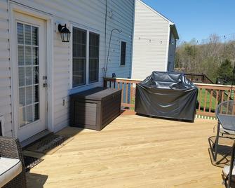 Spacious 4 Bedroom 2.5 Bath Home, great location! - Forest - Balcony