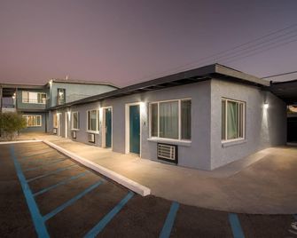 Suburban Studios Ridgecrest near China Lake Naval Station - Ridgecrest - Building