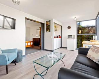 Cosy: shared spa pool and walk to town - Queenstown - Living room