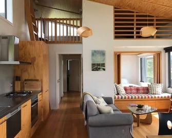 Stylish estuary-front bach - Collingwood - Living room