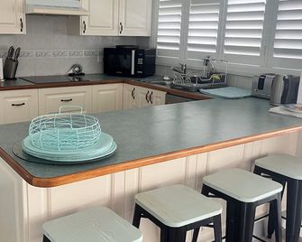 The Best Holiday Location: between the hotel and the beach. Walk everywhere! - Budgewoi - Cocina