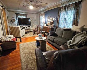 Relaxing country setting perfect for that special get away!! - Beatrice - Wohnzimmer