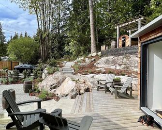 Architect designed rustic modernist home 5 min walk to beach and cafe - Roberts Creek - Patio
