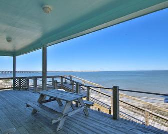 Beachfront, Spacious, & Family-Friendly - Jamaica Beach - Balcony