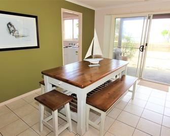 2/39 Beach Street, Harrington, Sit back and relax at Castaway 2 - Harrington - Dining room