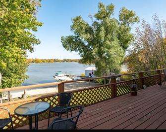 Charming 4-bedroom cabin on water in wonderful Petersfield with WiFi and TV - Selkirk - Balkon