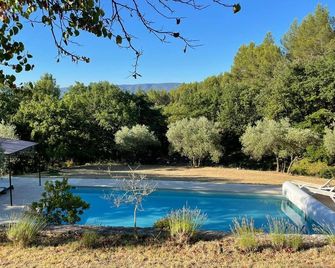 Le Mas Saint Joseph 19ème Siècle à1 km du Village de Roussillon Face au Luberon - Roussillon - Pool