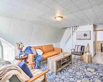 Charming Evanston A-Frame Dog Friendly! - Evanston - Wohnzimmer