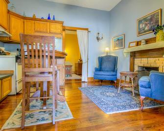 Sweetwater Branch Inn - Gainesville - Living room