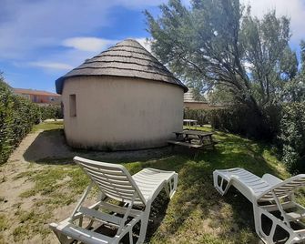Typical farmhouse with large terrace, private garden and pool access - Le Barcarès - Terasa
