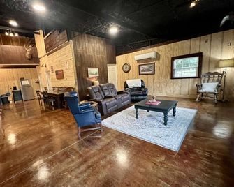 Spacious barndominium on scenic farmland. 5 miles from Guntersville boat ramp! - Guntersville